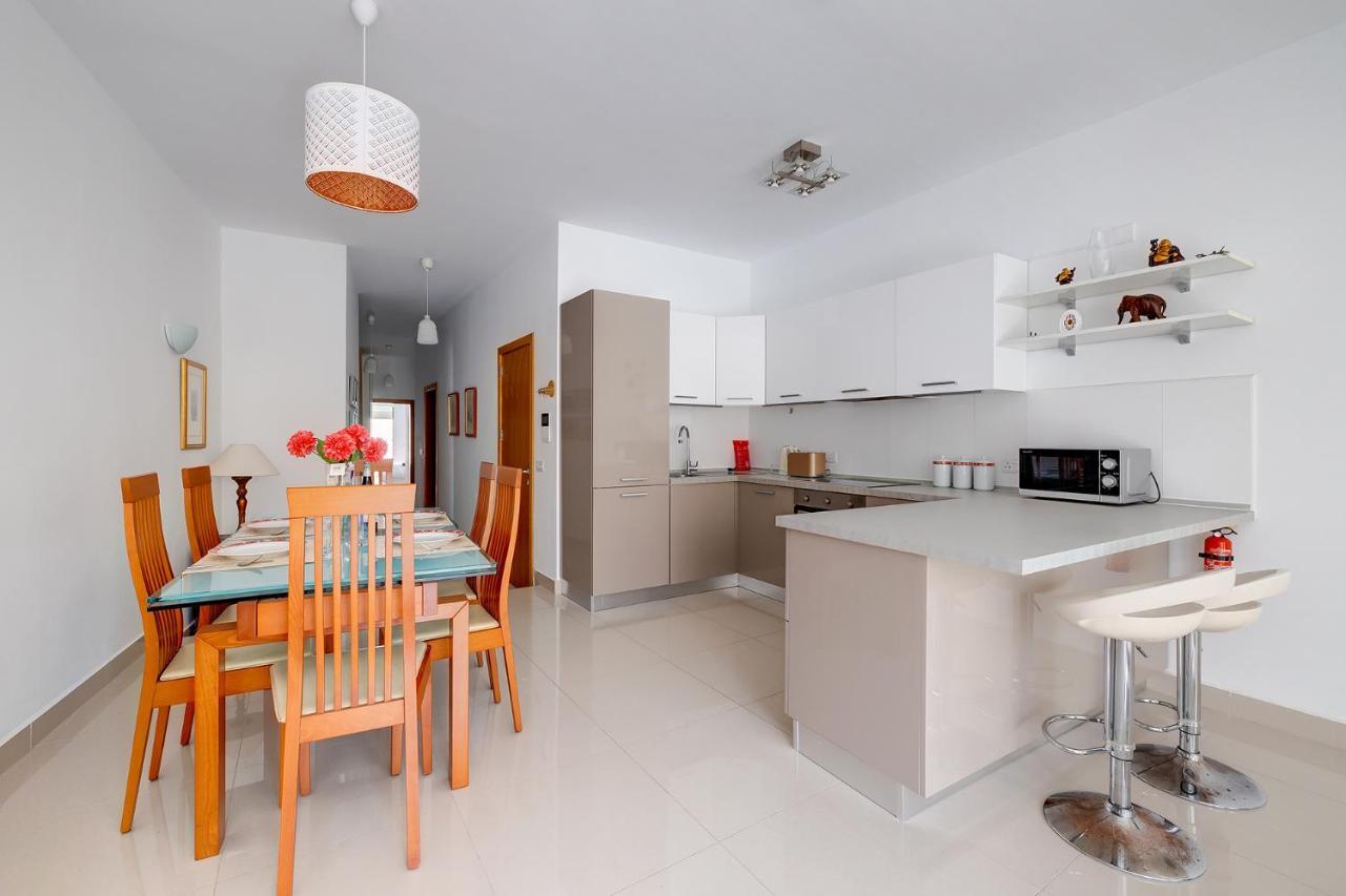 Prime Location Apartment With Side Seaviews Сліма Екстер'єр фото