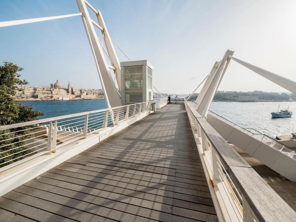 Prime Location Apartment With Side Seaviews Сліма Екстер'єр фото
