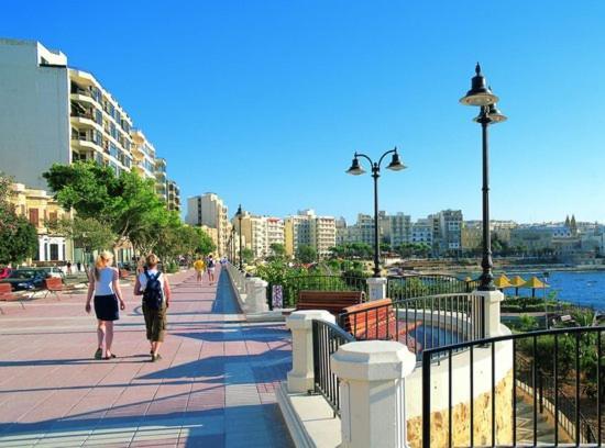 Prime Location Apartment With Side Seaviews Сліма Екстер'єр фото
